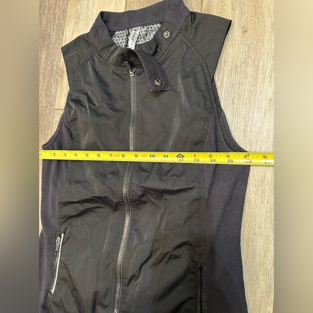 đď¸ Fabletics VEST great condition. - Picture 5 of 10